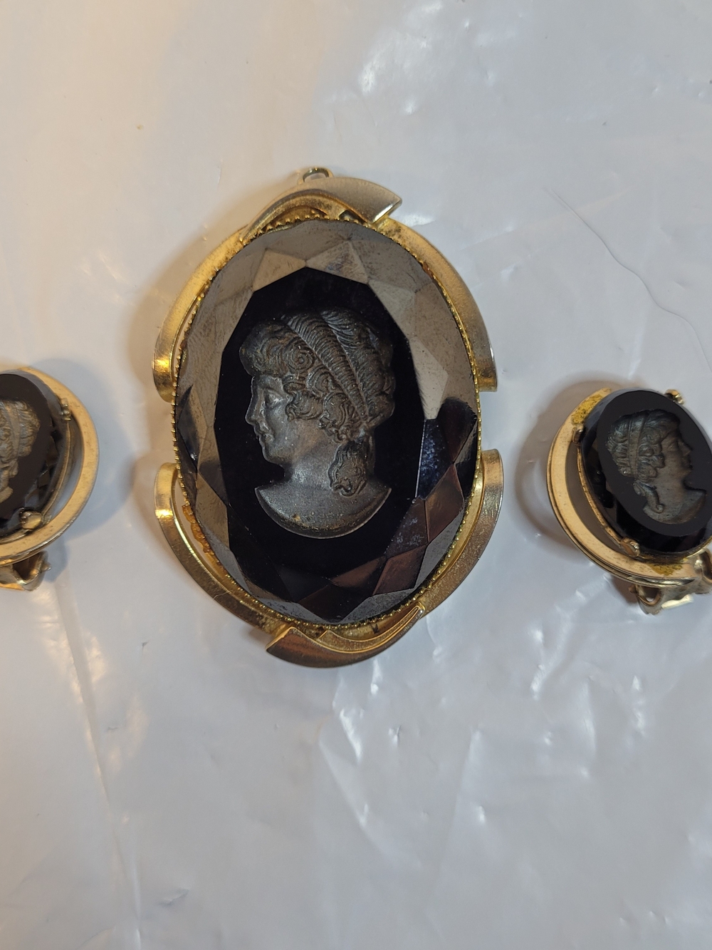 Vtg Reverse Carved Black Glass Cameo Brooch & Clip On Earrings Set GoldTone